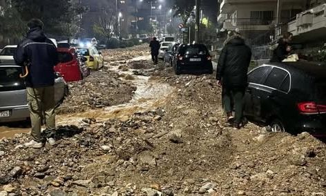 Κακοκαιρία: Εικόνες καταστροφής στη Γλυφάδα - Βράχια στους δρόμους και ορμητικοί χείμαρροι (Βίντεο)