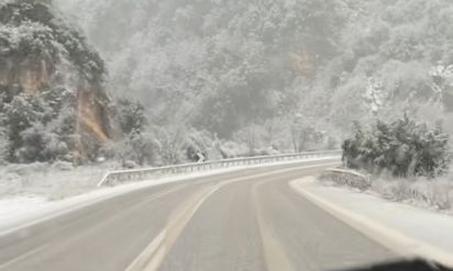 Λαμία: Σφοδρή χιονόπτωση στο ύψος του Μπράλου - Βίντεο