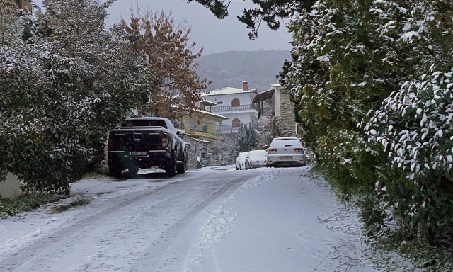 Καιρός: Στα «λευκά» η χώρα - Χιόνια σε Καρδίτσα, Καρπενήσι, Ήπειρο, Βόρεια Ελλάδα και Θεσσαλονίκη