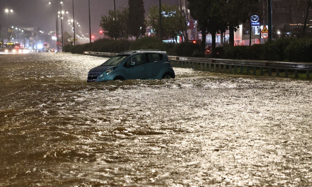 Κακοκαιρία: Ήχησε το 112 στην Ραφήνα για απομάκρυνση λόγω υπερχείλισης του Μεγάλου Ρέματος