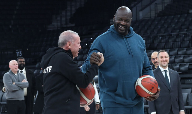 Τουρκία: Ερντογάν και Σακίλ Ο’Νιλ έπαιξαν μπάσκετ και αντάλλαξαν δώρα στην έδρα της Εφές