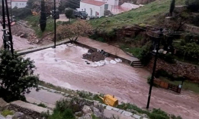 Σοβαρές πλημμύρες στην Ύδρα - Προβλήματα και ζημιές στην κυκλοφορία