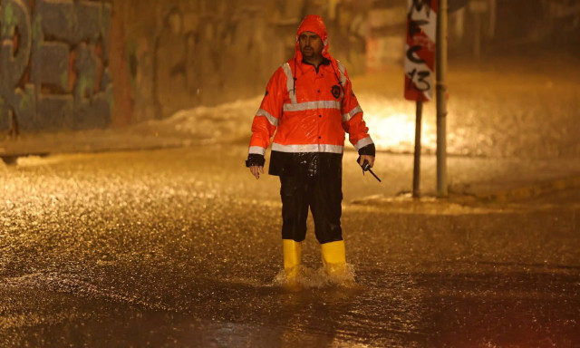 Κακοκαιρία: Υπερχείλιση ρεμάτων στην Αττική, βυθισμένα οχήματα, 112 και κυκλοφοριακό χάος