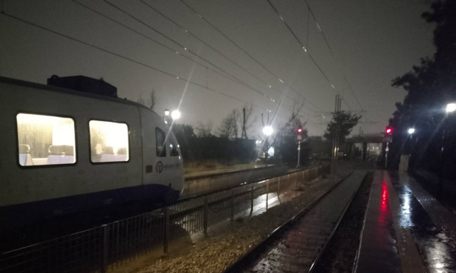 Κακοκαιρία: Ακινητοποιήθηκε αμαξοστοιχία στη Δεκέλεια - Με λεωφορεία τα δρομολόγια των τρένων