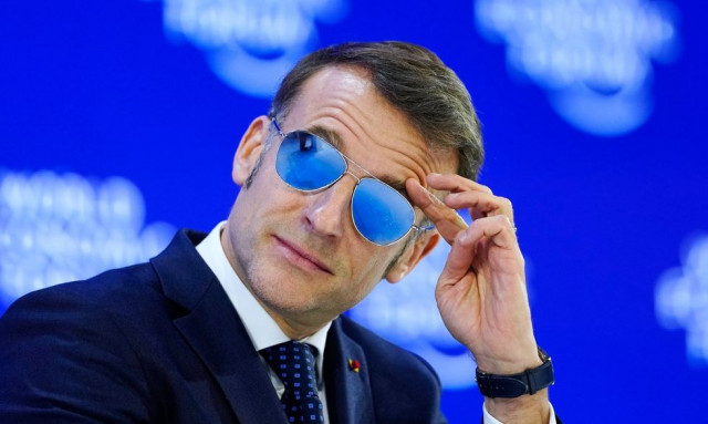 Μακρόν: Γιατί φορούσε γυαλιά ηλίου στο Νταβός - Το...μάτι της τίγρης, ο Σταλόνε και ο Τομ Κρουζ