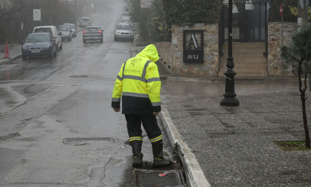 Κακοκαιρία: Διακοπή της κυκλοφορίας στα Σπάτα εξαιτίας της έντονης βροχόπτωσης