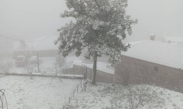 Κακοκαιρία: Στα λευκά «ντύθηκαν» πολλά χωριά της Λάρισας - Χωρίς προβλήματα το οδικό δίκτυο