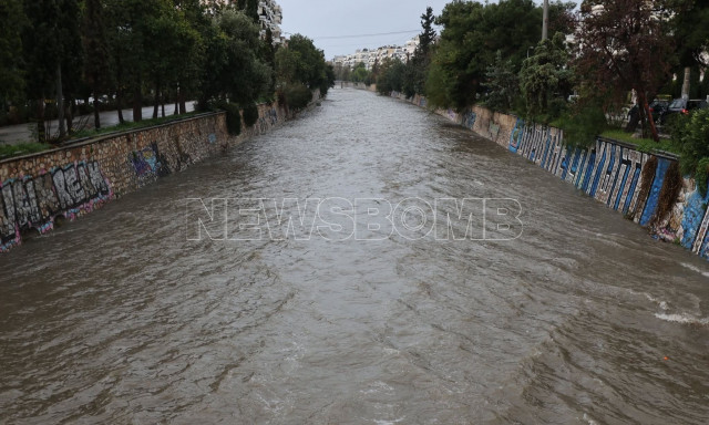 Κακοκαιρία: Καθίζηση 5 μέτρων στο ρέμα της Πικροδάφνης - Ανέβηκε η στάθμη του Ιλισού - Φωτογραφίες