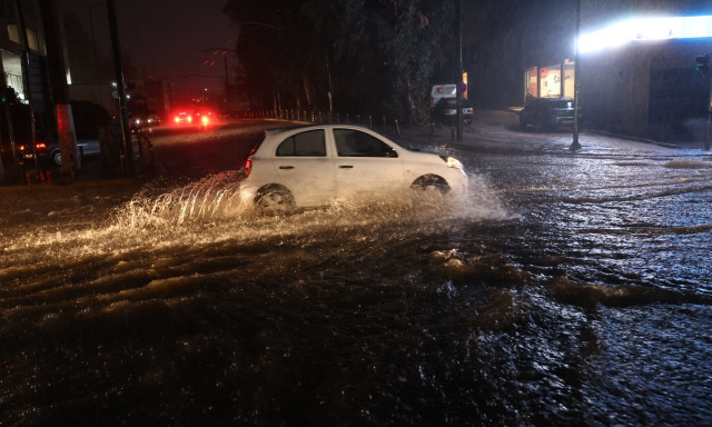 Η κακοκαιρία «σφυροκοπά» την Αττική - Μεγάλα ύψη βροχής και κεραυνοί