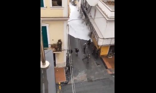 Απίστευτες εικόνες καταστροφής στην Ιταλία: Ο κυκλώνας Χάρι σήκωσε «τσουνάμι» μέσα στις πόλεις