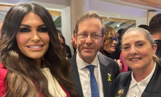 Στο Νταβός η Γκίμπερλι Γκίλφοϊλ - Συναντήθηκε με τον πρόεδρου του Ισραήλ