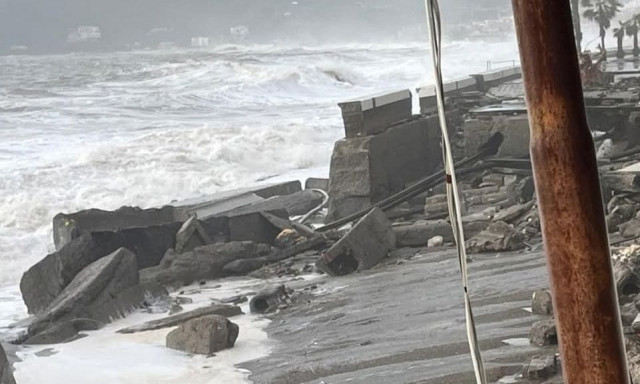 Ιταλία: Ο παραλιακός δρόμος στο Λετογιάννι «εξαφανίστηκε» - Άνεμοι έως 120 χλμ και μεγάλα κύματα