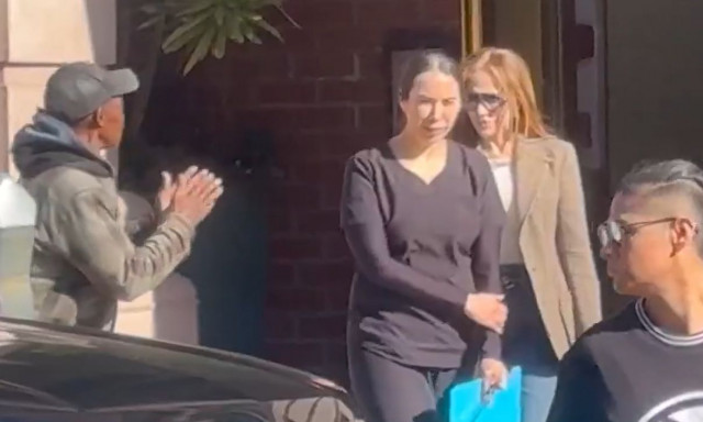 Jennifer Lopez: Έδωσε χρήματα σε άστεγο και του έφτιαξε τη μέρα - Βίντεο