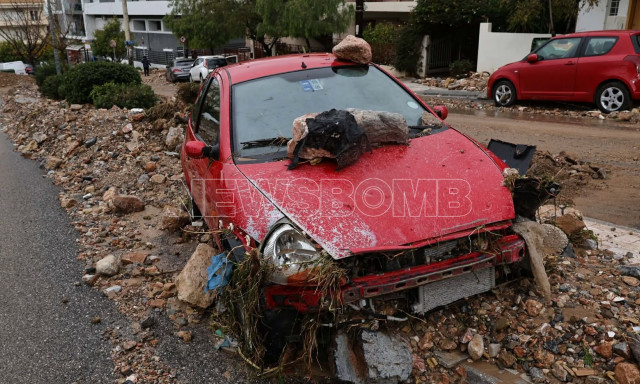 Γλυφάδα: Με οικοδομή μοιάζει η περιοχή - Έχουν γεμίσει οι δρόμοι φερτά υλικά