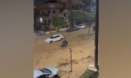 Παράσυρση ηλικιωμένης στη Γλυφάδα: Σπαρακτικό κλάμα παιδιού - «Πού πάει η μαμά;»