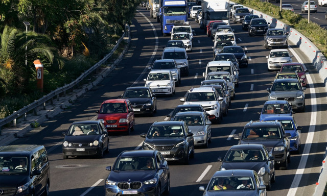 Αττική Οδός: Καθυστερήσεις άνω των 30' λόγω ακινητοποιημένου φορτηγού στο ύψος Κηφισίας