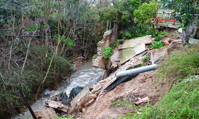 Δήμαρχος Αγίου Δημητρίου: «Εκτρέψαμε το νερό και σώσαμε σπίτια» - Το βίντεο με τα big bags