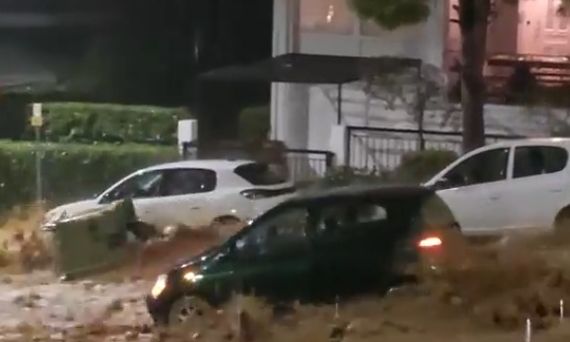 Πάνος Καλίδης: Τα βίντεο του τραγουδιστή από τους πλημμυρισμένους δρόμους της Γλυφάδας