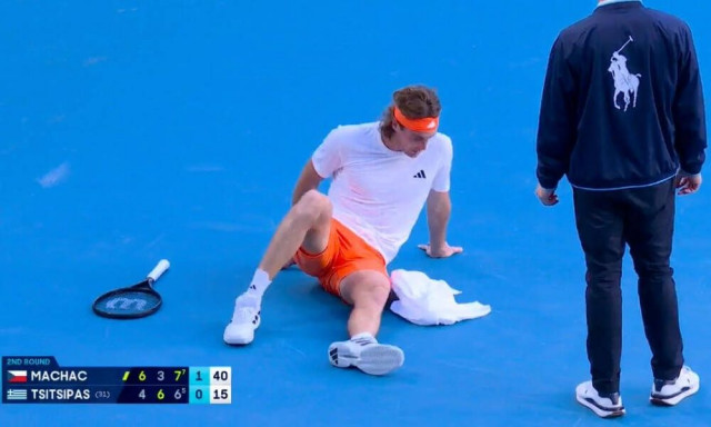 Τραυματίστηκε παίζοντας ποδόσφαιρο ο Τσιτσιπάς - «Ό,τι πιο χαζό μου έχει συμβεί»