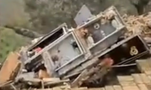 Ιταλία: Οι πλημμύρες ξέθαψαν και σκόρπισαν φέρετρα - Εστιατόριο δίπλα και... μέσα στη θάλασσα