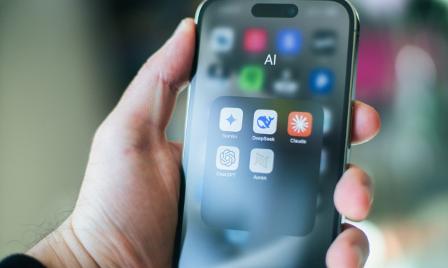 Ο «νονός της τεχνητής νοημοσύνης» αποκαλύπτει ότι φοβάται αυτό που δημιούργησε