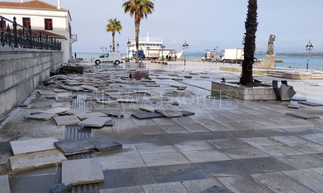 Εικόνες καταστροφής στις Σπέτσες: Η θάλασσα βγήκε στην πλατεία - Εικόνες και βίντεο