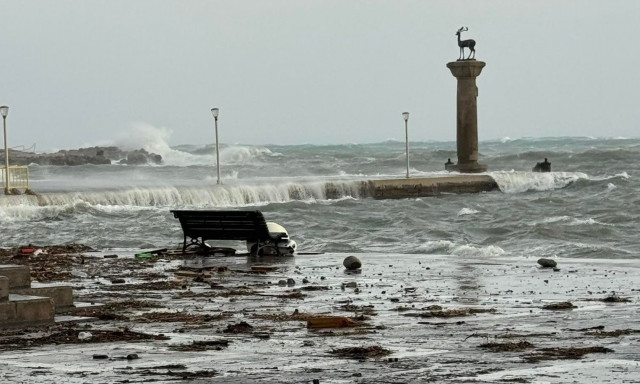 Ρόδος: «Όρθιο» το νησί μετά το σφυροκόπημα των 11 Μποφόρ - Υλικές ζημιές και πεσμένα δέντρα