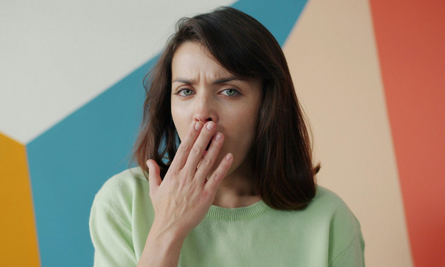 Γιατί καλύπτουμε ενστικτωδώς το στόμα μας όταν χασμουριόμαστε