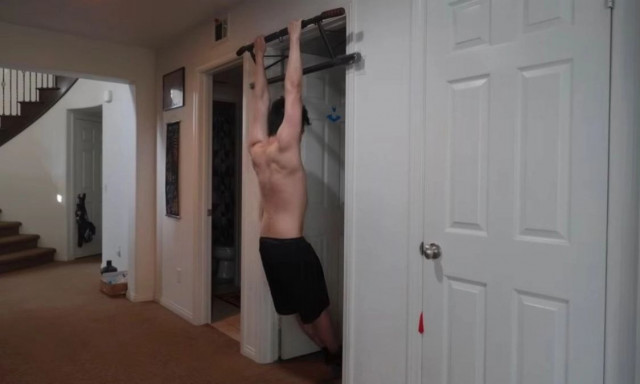 Έκανε 50 έλξεις και 100 pushups καθημερινά για 30 μέρες: Οι αλλαγές που είδε στο σώμα του - Βίντεο