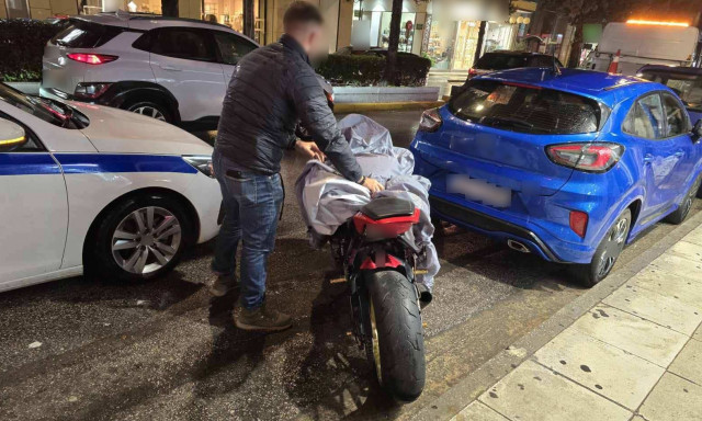 Έτρεχε και έκανε επικίνδυνους ελιγμούς - Βίντεο στα social media «πρόδωσε» 22χρονο οδηγό