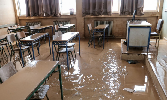 Καλλιτεχνικό Γυμνάσιο Αθήνας: Μαθητές σε «παγωμένες» αίθουσες και πλημμυρισμένους διαδρόμους