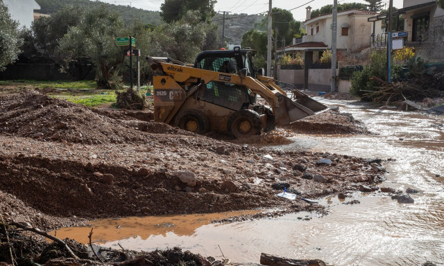 Κρήτη: Η κακοκαιρία άφησε το στίγμα της – Σαρώθηκαν παραλίες και δρόμοι