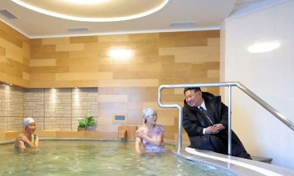 Kιμ Γιονγκ Ουν: Επισκέφθηκε λουόμενους σε... σπα α λα Βόρεια Κορέα - Tα εγκαίνια των θερμών πηγών