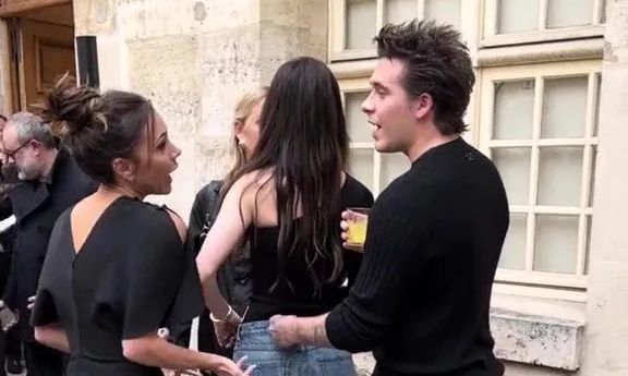 Στα δύο οι θαυμαστές των Μπέκαμ: Η Νίκολα γύρισε την πλάτη στην πεθερά Βικτόρια, το βίντεο απάντηση