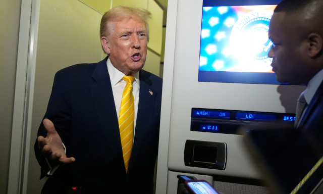 Τραμπ: «Μεγάλη δύναμη» του αμερικανικού στρατού κινείται προς το Ιράν