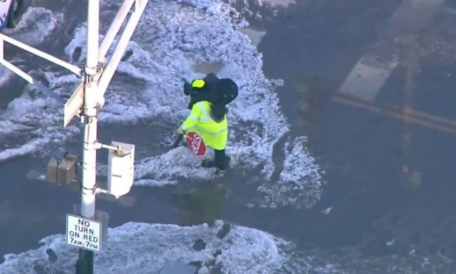 Συγκινητικό βίντεο – Σχολικός τροχονόμος κουβάλησε παιδί στους ώμους για να περάσουν παγωμένο δρόμο