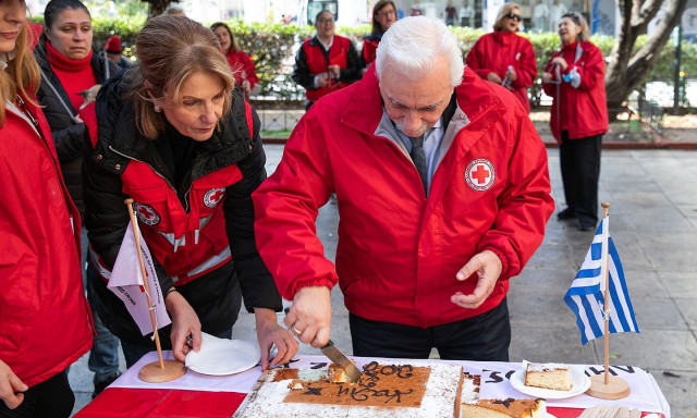 O Ελληνικός Ερυθρός Σταυρός προσέφερε μια ζεστή αγκαλιά στους άστεγους στο κέντρο της Αθήνας