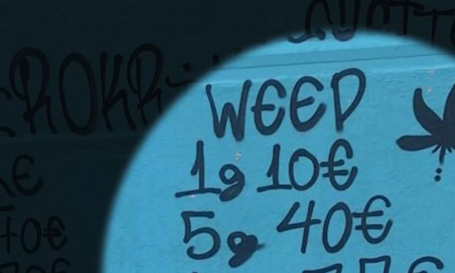 Θεσσαλονίκη: «Τιμοκατάλογος» ναρκωτικών με γκράφιτι σε τοίχο σχολικού συγκροτήματος