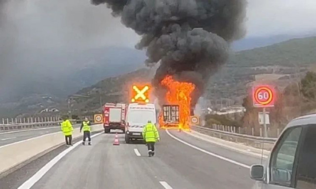 Ιωάννινα: Φωτιά σε φορτηγό με πλαστικά στην Εγνατία Οδό - Βίντεο