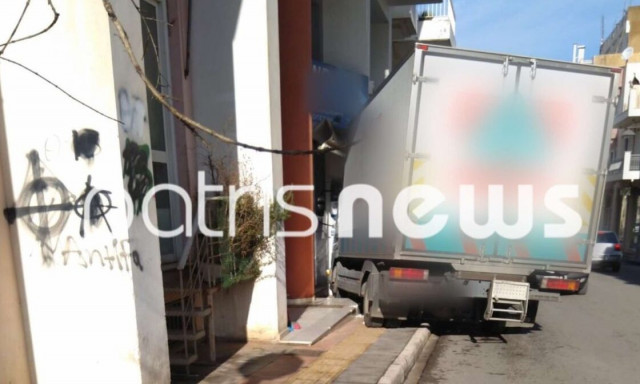 Πύργος: Φορτηγό… μπούκαρε σε λογιστικό γραφείο