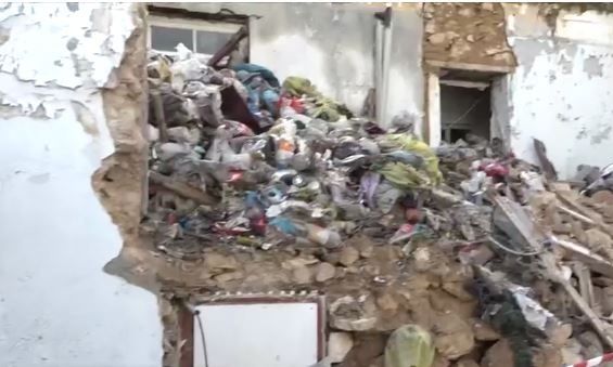 Πειραιάς: Κατέρρευσε εγκαταλελειμμένο κτίριο - Ζημιές σε αυτοκίνητα