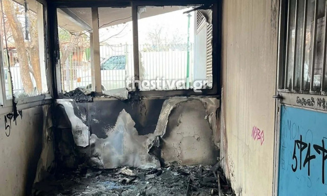 Θεσσαλονίκη: Νεαροί έβαλαν φωτιά σε σχολείο - Φωτογραφίες