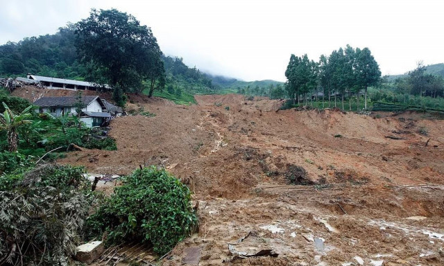 Ινδονησία: Τουλάχιστον επτά νεκροί και 93 αγνοούμενοι από κατολίσθηση - Βίντεο