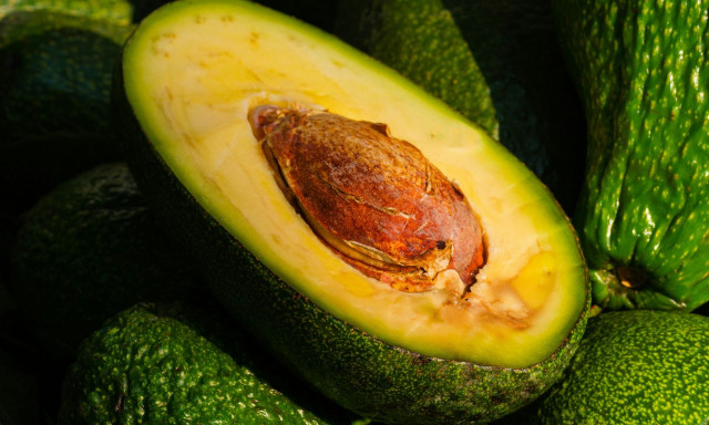 Αβοκάντο: Πέντε οφέλη όταν το καταναλώνετε πριν τον ύπνο