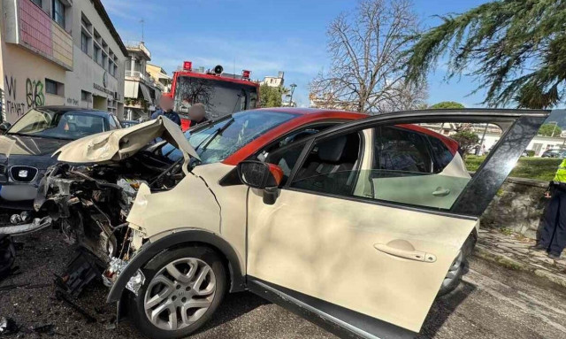 Αγρίνιο: Τροχαίο ατύχημα έξω από Δημοτικό Σχολείο - Αυτοκίνητο προσέκρουσε σε δέντρο