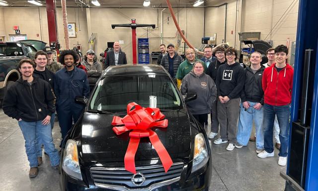 Μαθητές επισκευάζουν αυτοκίνητα δωρεάν και τα προσφέρουν σε μοναχικές μητέρες: «Αλλάζετε τον κόσμο»