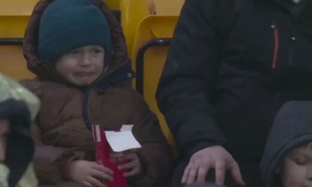 «Μεγάλο φάουλ»: Πατέρας έκλεψε κοτομπουκιά από το παιδί του κι εκείνο… πλάνταξε στο κλάμα – Βίντεο