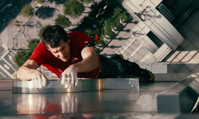 Σε LIVE μετάδοση: Διάσημος αναρριχητής σκαρφάλωσε χωρίς σκοινί σε ουρανοξύστη 508 μέτρων στην Ταϊπέι