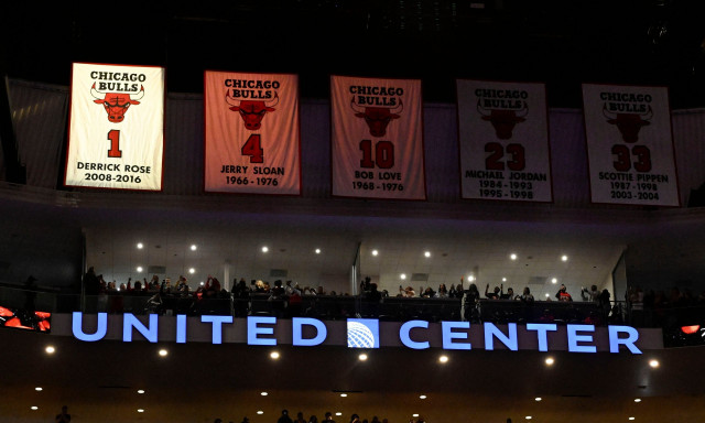 «Δάκρυσε» το Σικάγο: Οι Μπουλς απέσυραν τη φανέλα του Ντέρικ Ρόουζ – Το μήνυμα του Μάικλ Τζόρνταν