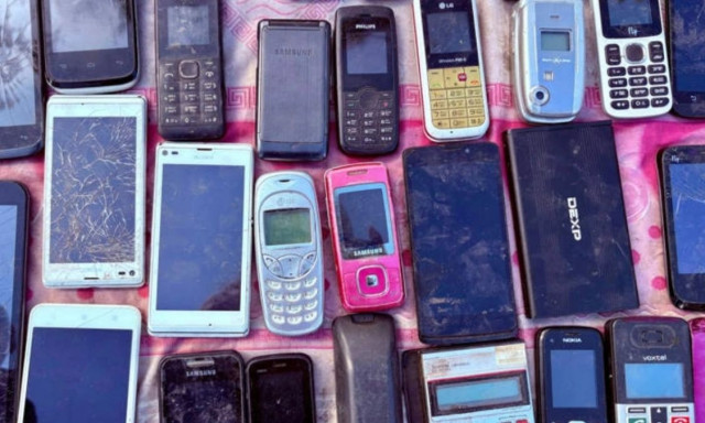 Παρήγγειλε κινητά πριν από τον πόλεμο και τα παρέλαβε 16 χρόνια μετά - Βίντεο